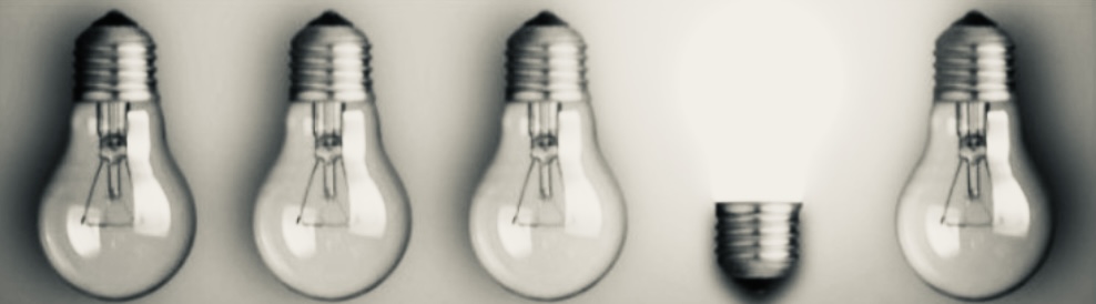 Quattro lampadine e un portalampada vuoto